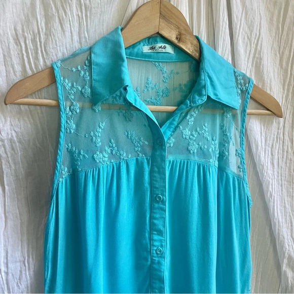 The Arte by Zenana Cerulean Blue Floral Lace Back Button Up Collared Tank, S - Picture 4 of 14